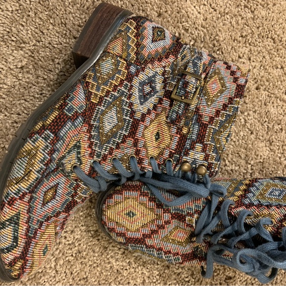 RESTRICTED • Quilted boots - Picture 6 of 9